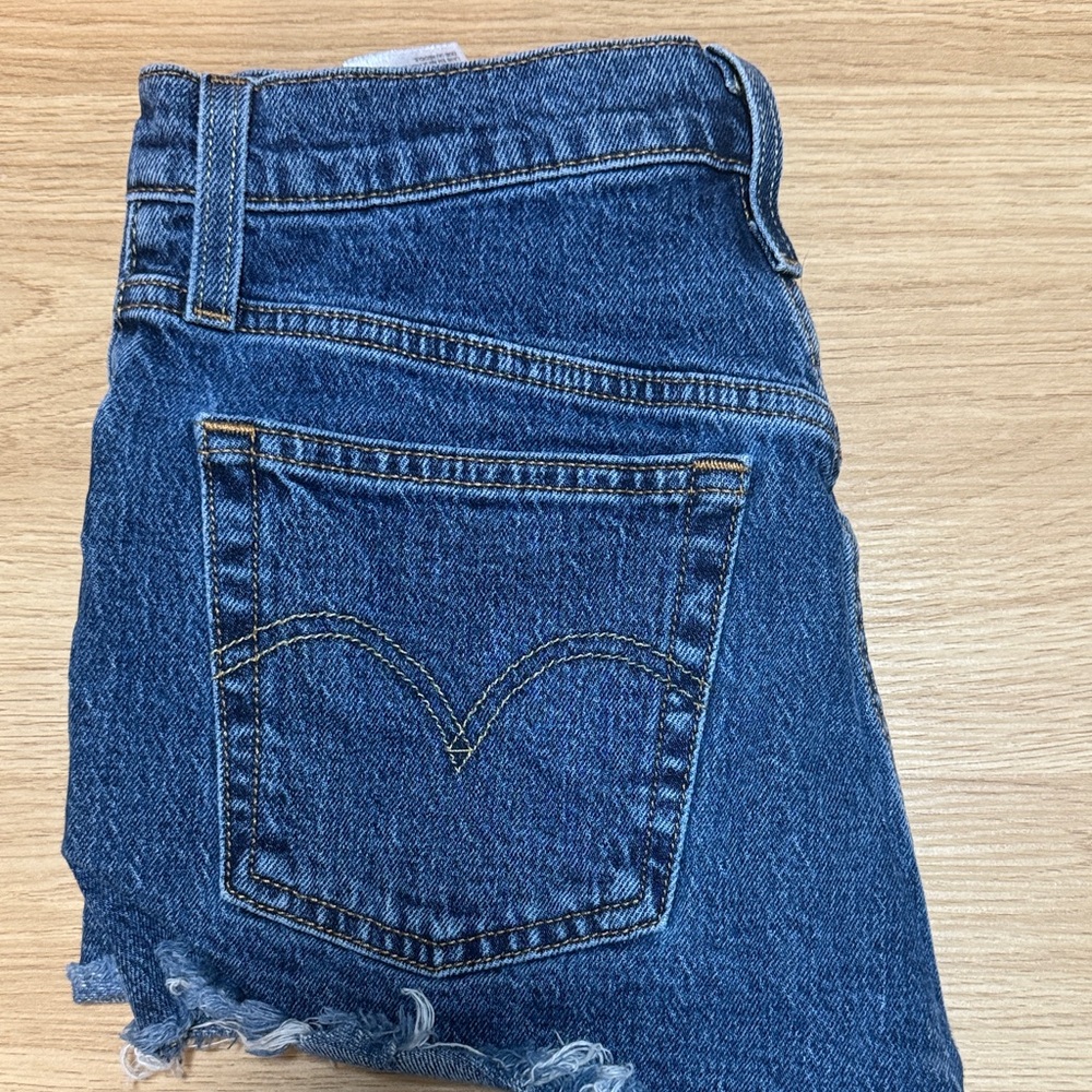 Women’s Levi Short size 25